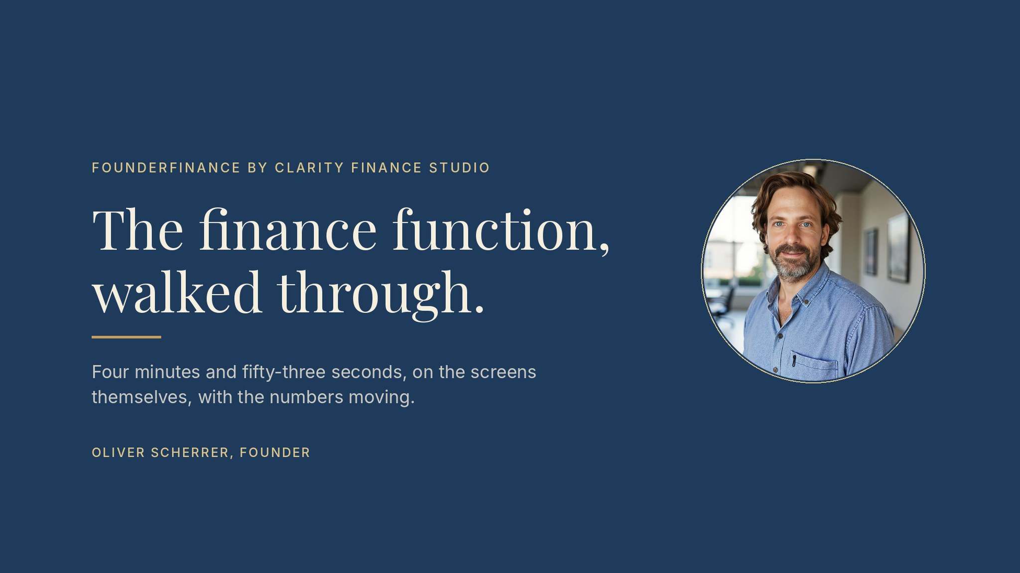 Die Titelkarte des Rundgangs: FounderFinance von Clarity Finance Studio, die
          Finanzfunktion erklärt, vier Minuten und dreiundfünfzig Sekunden auf den Bildschirmen
          selbst, präsentiert von Oliver Scherrer, dessen Porträt rechts steht.